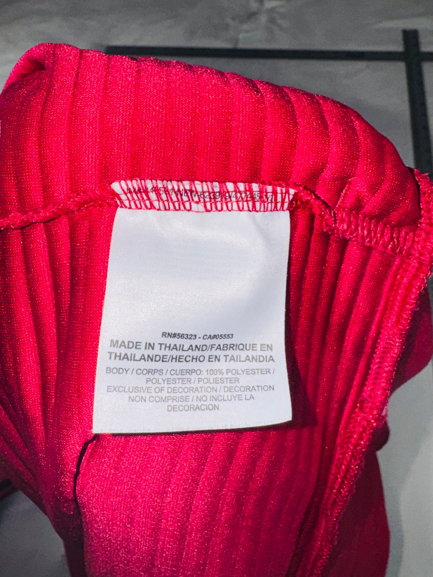NIKE Dri-FIT Ribbed Athletic Pullover -with "JUST DO IT" Hem - Red - M