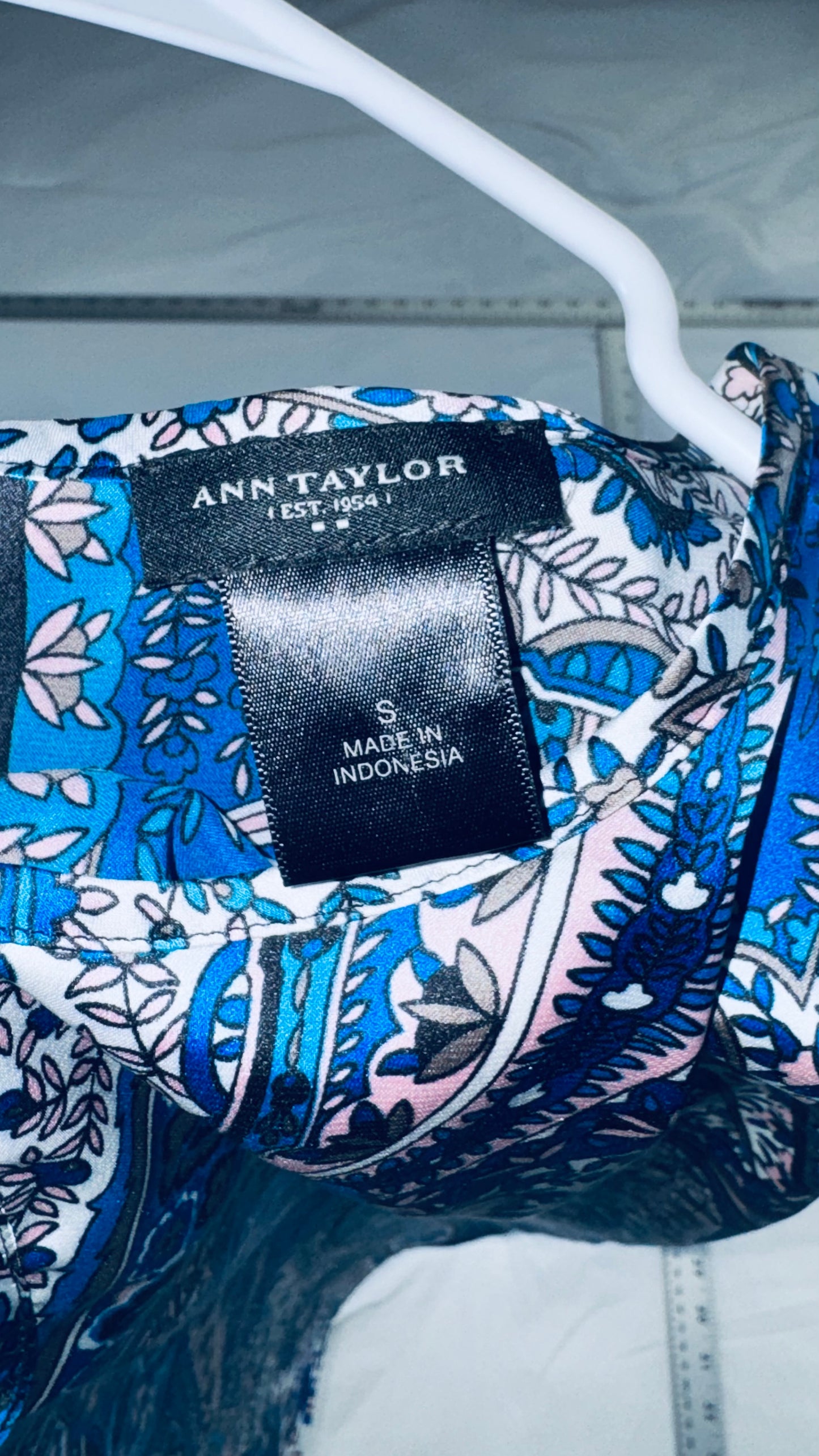 Ann Taylor Blue Paisley Sleeveless Blouse - SM